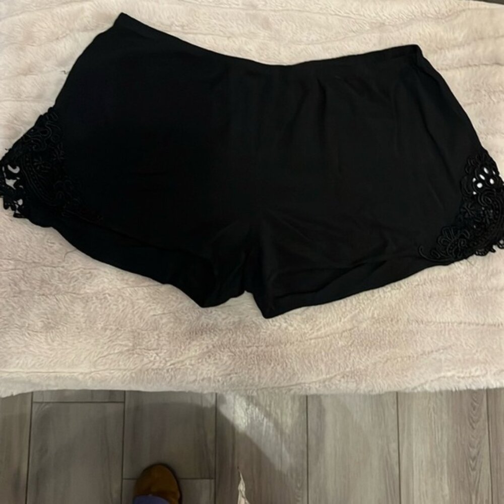 SM328 Talula crochet detailed short shorts